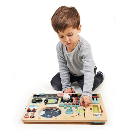 Tablica manipulacyjna dla dzieci Tender Leaf Toys Stacja kosmiczna, drewniana, rozwija zdolności manualne i pobudza wyobraźnię.