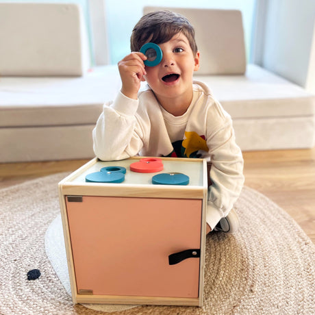 Edukacyjne drewniane pudełko sensoryczne Small Foot dla dzieci, rozwijające zmysły i kreatywność od 3 lat. Idealne DIY.