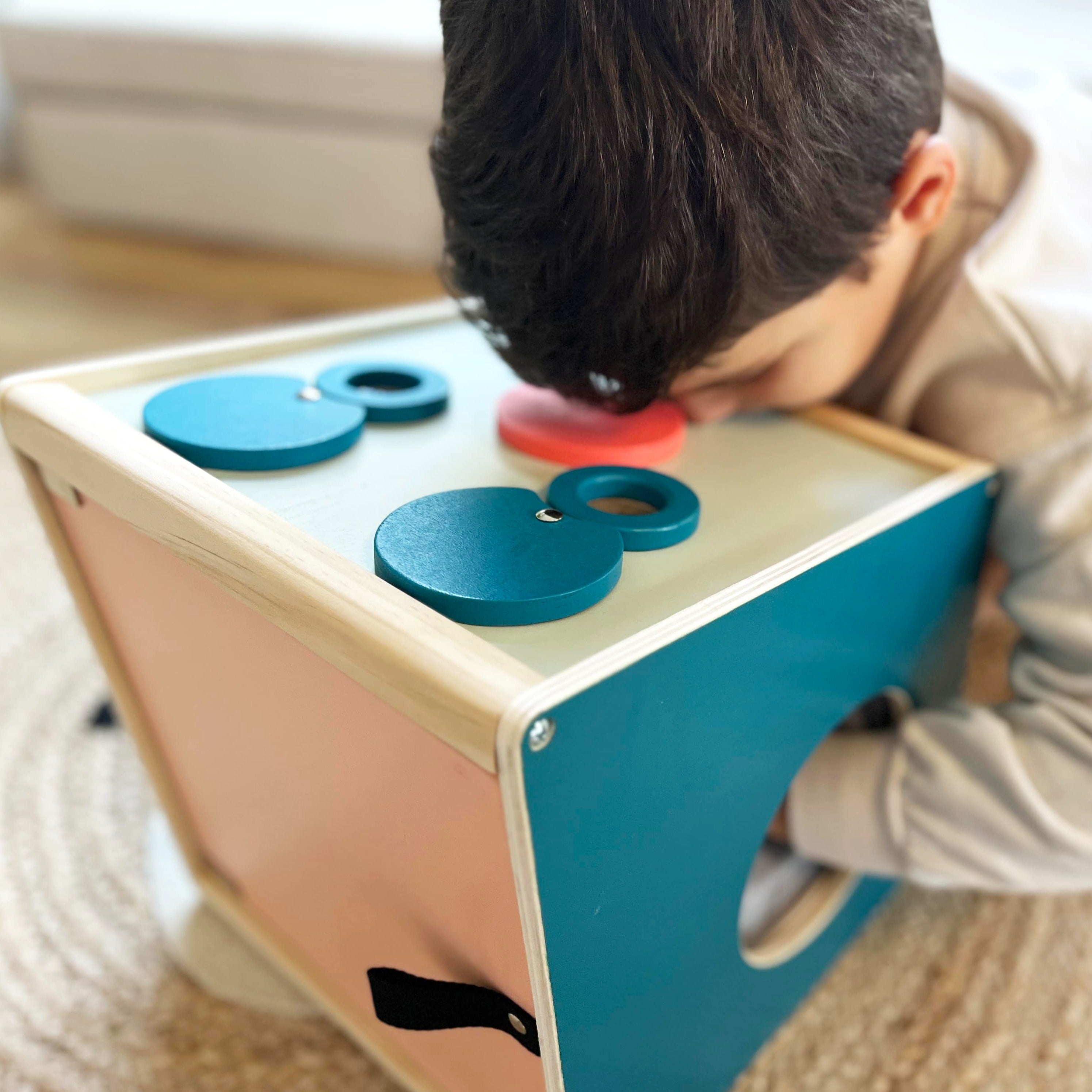 Pie pequeño: una caja sensorial de madera