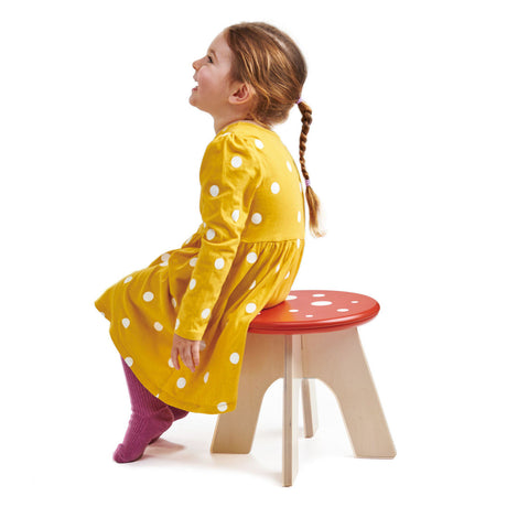 Zestaw stolik i krzesełka dla dzieci Tender Leaf Toys muchomorek, z drewna kauczukowego, idealny do pokoju dziecięcego.