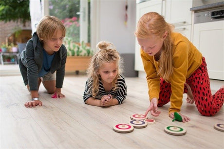 Curling BS Toys Gra Zręcznościowa - wciągająca gra rodzinna ucząca koncentracji, sprytu i precyzji w zaciszu własnego domu.