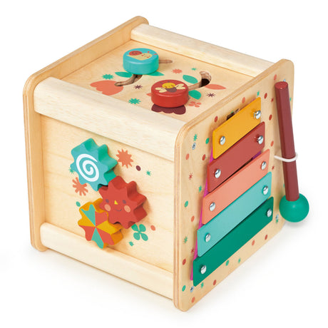 Drewniana kostka edukacyjna Mentari to zabawka sensoryczna i gra zręcznościowa dla dzieci, wspierająca rozwój koordynacji.