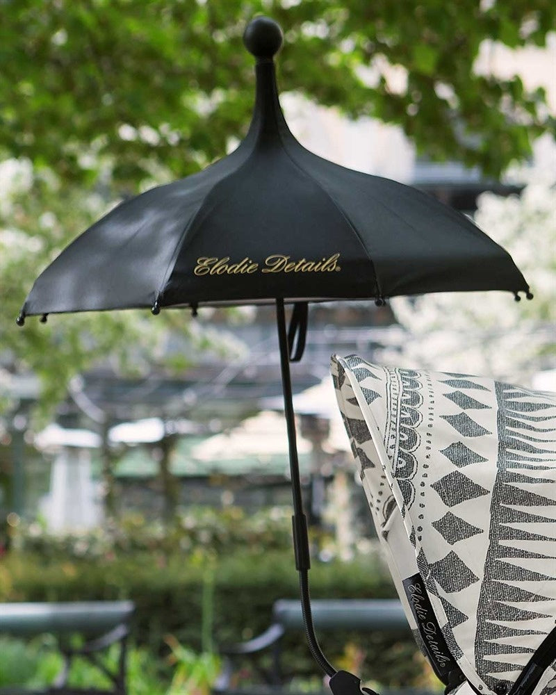 Detalles de Elodie: un paraguas para el brillante cochecito negro