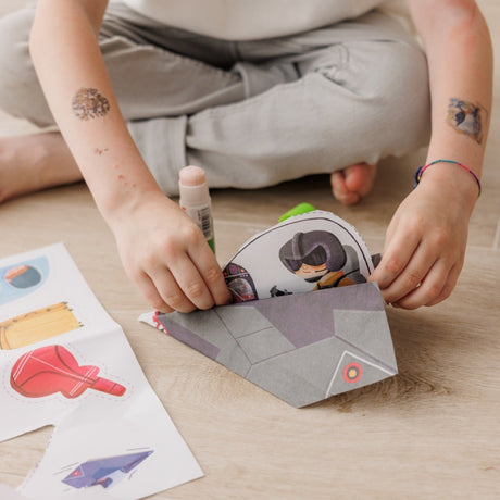 Origami Ludattica Samoloty: Zestaw kreatywny dla dzieci, rozwijający zdolności manualne i kreatywność poprzez składanie papierowych samolotów.