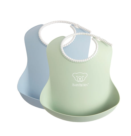 Wodoodporne śliniaczki Babybjorn Powder Green and Blue z regulowanymi zapięciami i głęboką kieszonką dla bezbałaganowego karmienia dziecka.