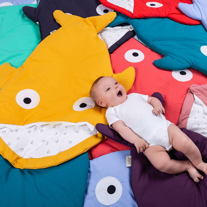 Żółty śpiworek Baby Bites Shark dla niemowląt 1-18 m, idealny do spania, wózka i spacerówki; ciepły i wielofunkcyjny.