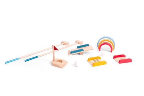 Drewniany zestaw do mini golfa BS Toys dla rodzinnej zabawy w domu i ogrodzie, rozwija koncentrację i refleks.