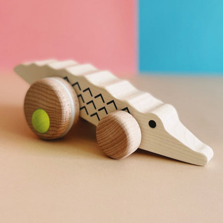 Drewniana zabawka Kajman Bajo, edukacyjna i realistyczna, rozwijająca wyobraźnię, idealna na prezent na 30-lecie marki.