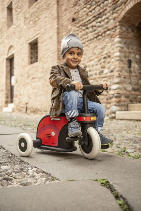 Italtrike La Cosa 2 - stabilny rowerek trójkołowy i jeździk z kierownicą i schowkiem, idealny dla małych dzieci.