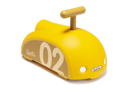 Jeździk Italtrike Ginetta Mini Eolo - żółte autko dla dzieci z intuicyjnym sterowaniem i zwrotnymi kołami.