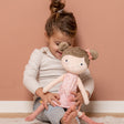 Lalka materiałowa Little Dutch Rosa 50 cm, idealna zabawka dla dziewczynek, miękka i przyjemna w dotyku, ubrana w sukienkę.
