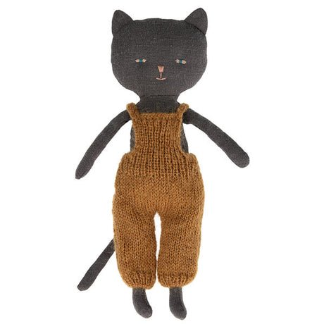 Czarny kot Maileg Chatons Kitten w wełnianych ogrodniczkach, bezpieczna i miękka zabawka dla dzieci, idealna do przytulania.