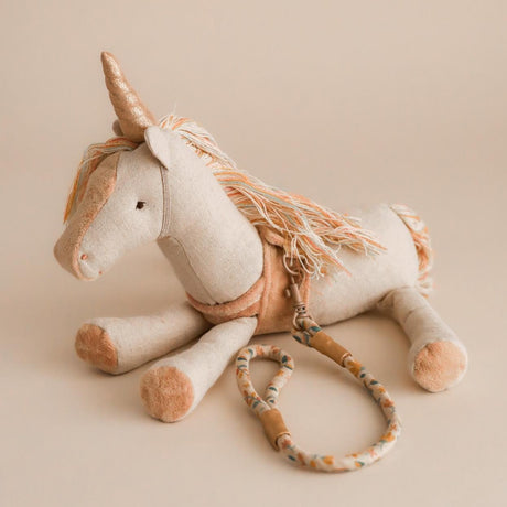 Jednorożec Maileg Unicorn Pluszowy 24 cm, miękki przytulak wykonany z bawełny i lnu, idealna zabawka dla dzieci.