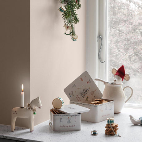 Pudełka na prezenty Maileg Ambiance de Noël, zestaw 2 dekoracyjnych puszek z pokrywkami, idealne opakowania świąteczne.