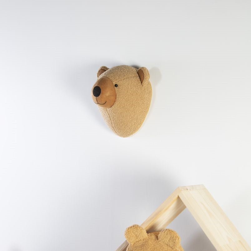 Childhome: Spürte Teddybärenkopf an der Wand