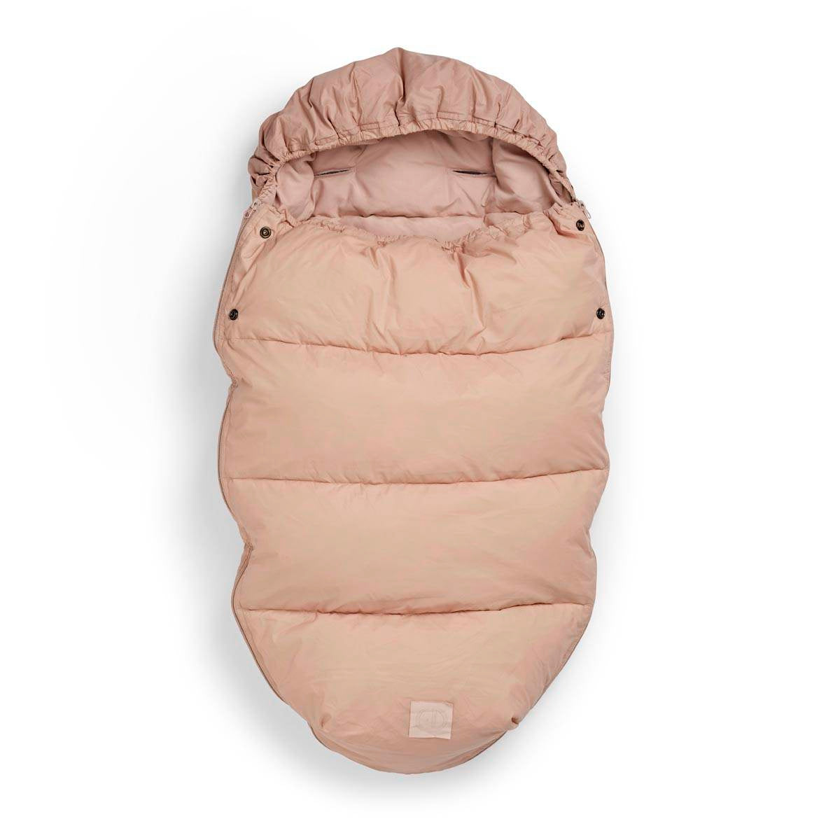 Puchowy śpiworek do wózka Elodie Details Blushing Pink, idealny na jesień i zimę, zapewnia komfort i ciepło.