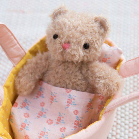 Miś pluszowy Manhattan Toy Moppettes Bea Bear z kołyską, kocykiem i poduszką – idealny towarzysz dla maluszka.