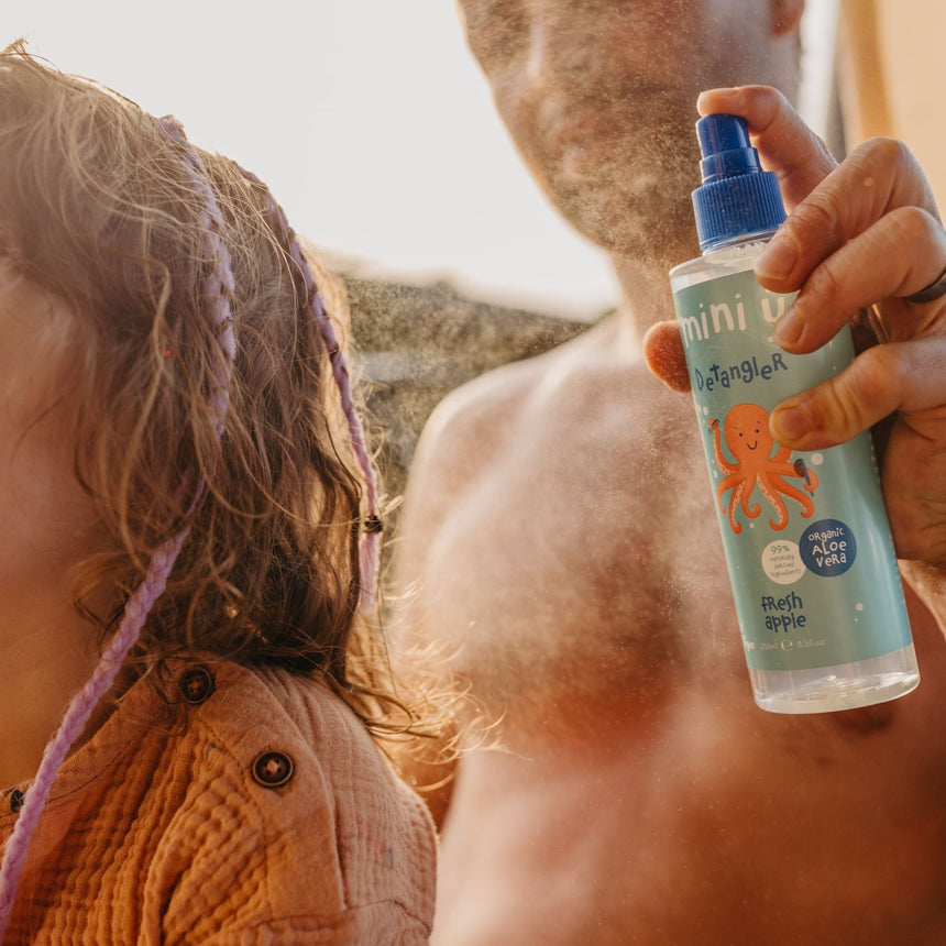 Mini U: spray do rozczesywania włosów z aloesem Fresh Apple