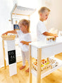 Sklep zabawkowy Small Foot Fresh, stragan z półkami i schowkami, sklep dla dzieci, idealny do zabawy w sprzedaż.