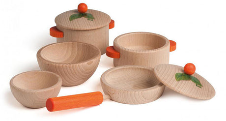 Drewniana kuchnia dla dzieci Erzi Natura z naczyniami z drewna bukowego, idealna do kreatywnych kulinarnych zabaw.