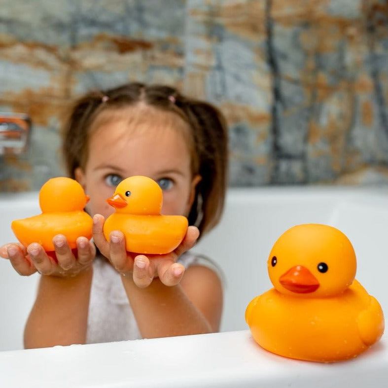 Mamá el cuidado: patos de baño con tabletas de manchas de agua
