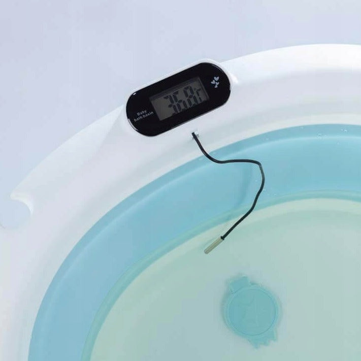 TO-MA: baños doblados con un termómetro y almohada gris de baño y cuidado