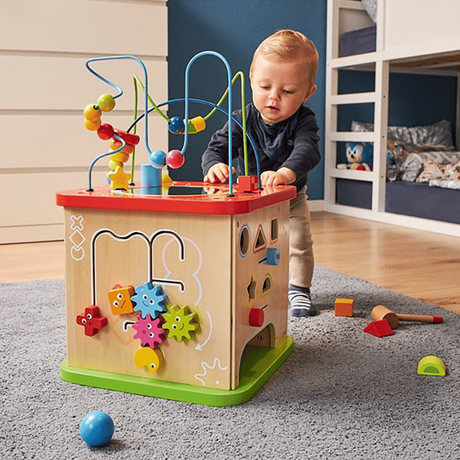 Kostka edukacyjna Goki Active Kids, duża zabawka sensoryczna z ruchomymi elementami, wspiera rozwój zmysłów dzieci od 1. roku życia.
