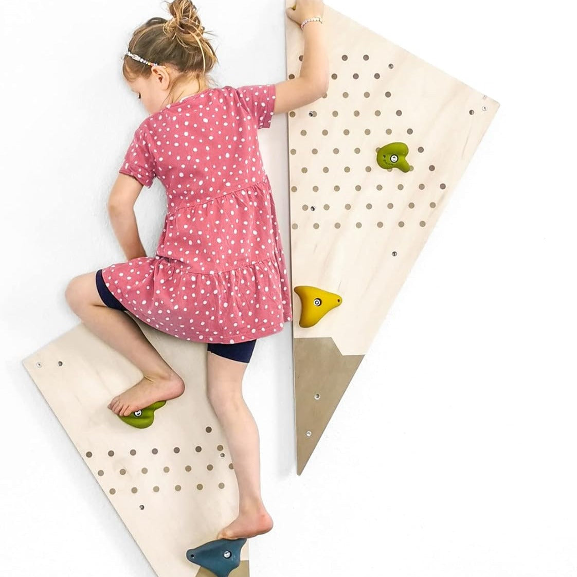Small Foot: A wooden climbing wall Adventure