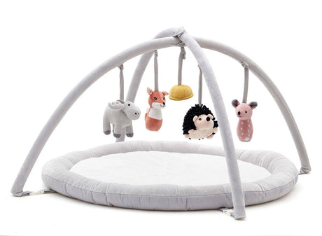 Mata edukacyjna dla niemowlaka Kid's Concept Edvin z leśnymi zwierzątkami wspiera rozwój dziecka poprzez zabawę.