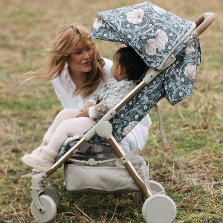Lekki, zwrotny wózek dziecięcy Elodie Details Pimpernel Morris & Co. z dużym daszkiem UPF 50+, idealny na spacery i podróże.