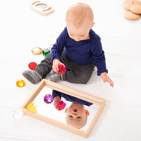 Mała drewniana taca lustrzana Tickit dla dzieci, idealna do eksperymentów z odbiciem i sensorycznej zabawy.