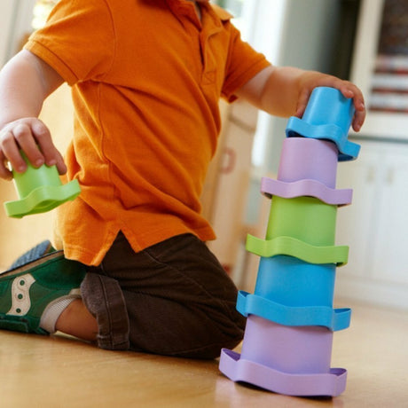 Kolorowe kubki do układania Green Toys - edukacyjna piramida dla dzieci, ekologiczne i bezpieczne do kreatywnej zabawy.