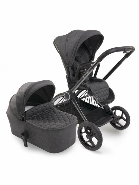 Elegancki wózek dziecięcy Icandy Core 2w1 Dark Grey z luksusowymi materiałami, regulacją osi i bocznym oświetleniem LED.
