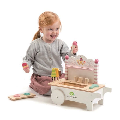 Drewniana lodziarnia Tender Leaf Toys z wózkiem, lodami na patyku i magnetycznymi gałkami dla małych cukierników.