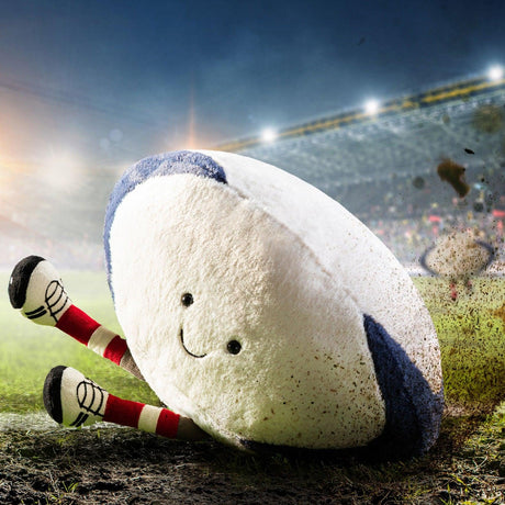 Pluszowa piłka do rugby Jellycat Amuseable, uśmiechnięta maskotka dla dzieci i dorosłych miłośników sportu.