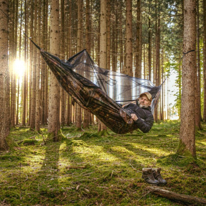 Ultralekki hamak ogrodowy Amazonas Moskito Traveller Forest z moskitierą, idealny do komfortowego wypoczynku na łonie natury.