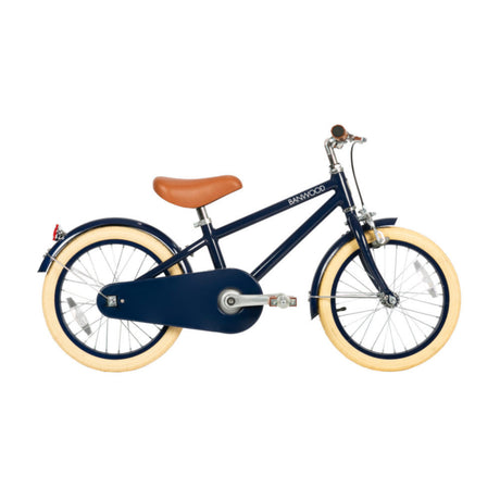 Rowerek biegowy Banwood Classic Navy Blue, rowerek dziecięcy z lekką aluminiową ramą, skórzanym siodełkiem i wiklinowym koszykiem.