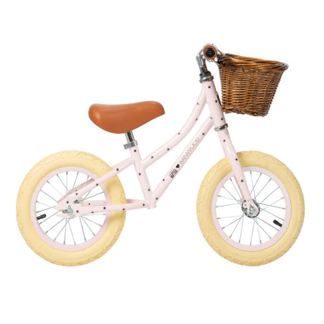 Różowy rowerek biegowy Banwood FIRST GO! dla 2-latka z regulowanym siodełkiem, pompowanymi kołami i stylowym designem.