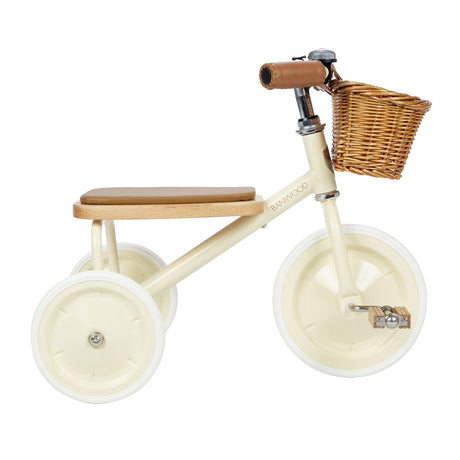 Rowerek trójkołowy Banwood Trike Cream z wiklinowym koszykiem, drewnianymi pedałami i skandynawskim designem dla dzieci