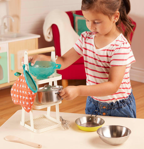 Drewniana kuchnia dla dzieci B.toys z 9 realistycznymi akcesoriami do zabawy w gotowanie i rozwijania wyobraźni.