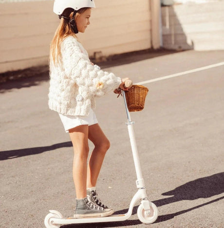Hulajnoga dla dzieci Banwood Maxi White vintage z ergonomiczną kierownicą, lekką aluminiową ramą i wiklinowym koszykiem.