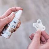 Hipoalergiczna woda oczyszczająca dla dzieci Dew Child Care 65 ml, delikatnie czyszcząca skórę, smoczki i gryzaki.