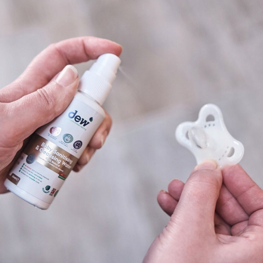 Hipoalergiczna woda oczyszczająca dla dzieci Dew Child Care 65 ml, delikatnie czyszcząca skórę, smoczki i gryzaki.