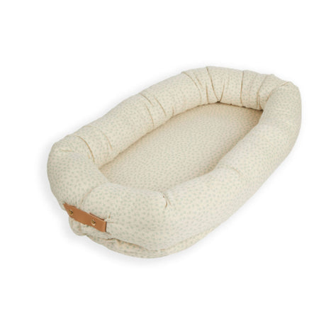 Kokon niemowlęcy Filibabba Breezy Harmony Tender Green w botaniczny wzór z organicznej bawełny dla komfortowego snu maluszka.