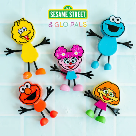 GLO PALS: Un gars et des cubes sensoriels brillants pour les capteurs d'éclairage d'eau Toy Sesame Street