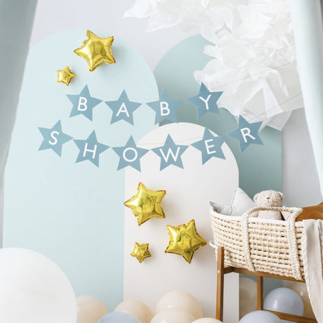 Baner baby shower Partydeco błękitny z uroczymi gwiazdkami i napisem, idealny dodatek na przyjęcie, zachwyci gości.