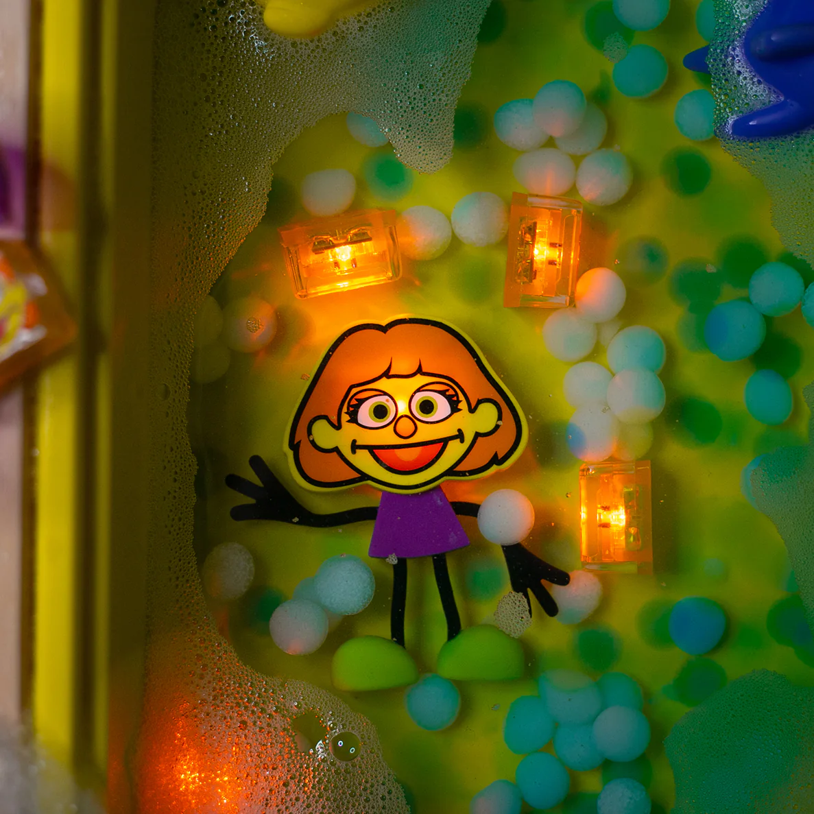 Glo Pals: un chico y cubos sensoriales brillantes para sensores de iluminación de agua Toy Sesame Street