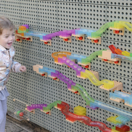 Klocki konstrukcyjne Masterkidz Tor dla Piłek na tablicy magnetycznej dla dzieci, rozwijające motorykę i kreatywność.