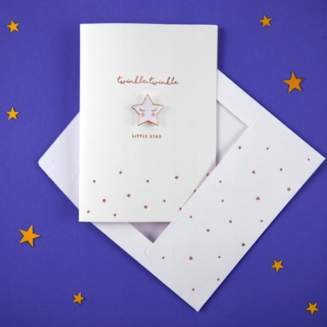 Kartka okolicznościowa Partydeco na narodziny dziecka z przypinką gwiazdki i tekstem kołysanki - perfekcyjna na powitanie maluszka.