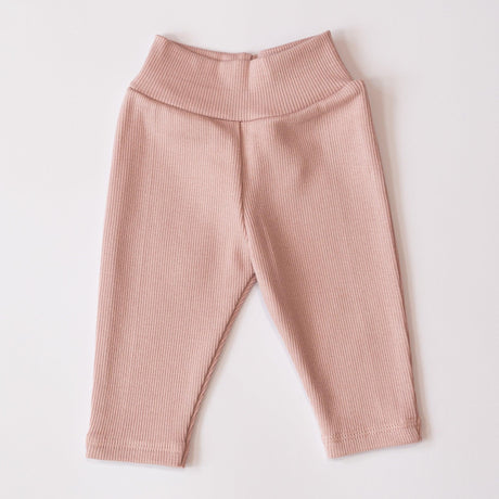 Różowe legginsy prążkowane dla dziewczynki Kidealo, wygodne i stylowe, idealne dla małej fashionistki.